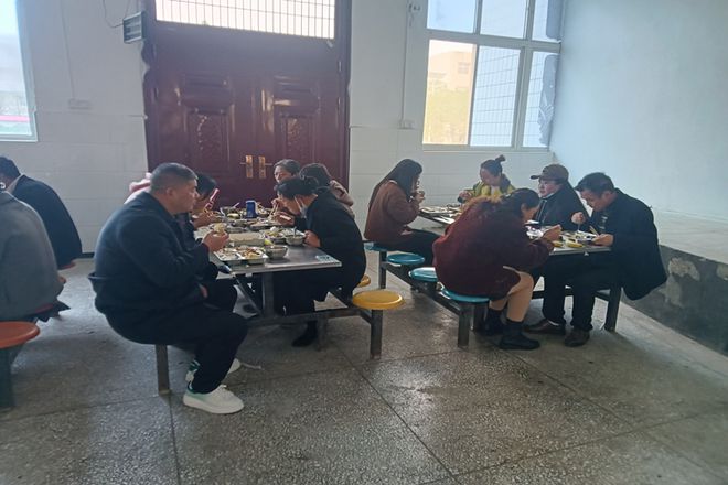 家校携手 共筑食安——潢川县伞陂中学开展食堂家长开放日活动(图3)