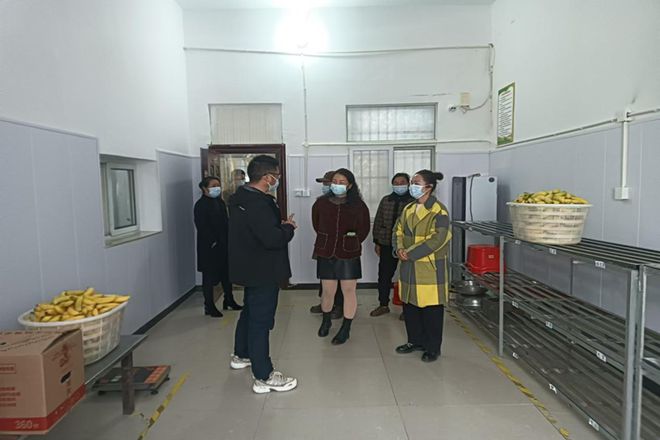 家校携手 共筑食安——潢川县伞陂中学开展食堂家长开放日活动(图1)