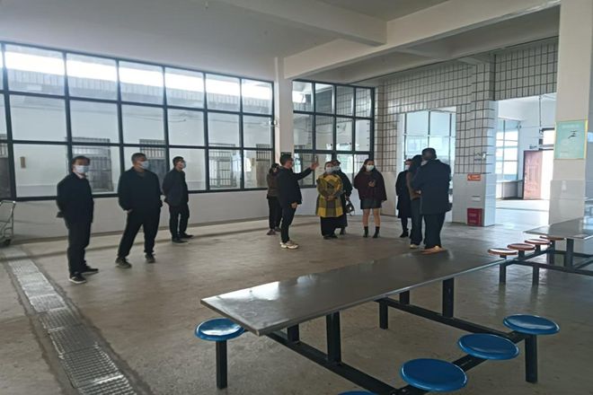 家校携手 共筑食安——潢川县伞陂中学开展食堂家长开放日活动(图2)