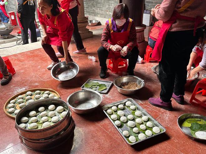 太香了！巧手阿姨齐聚百年祠堂做煎堆茶粿(图1)